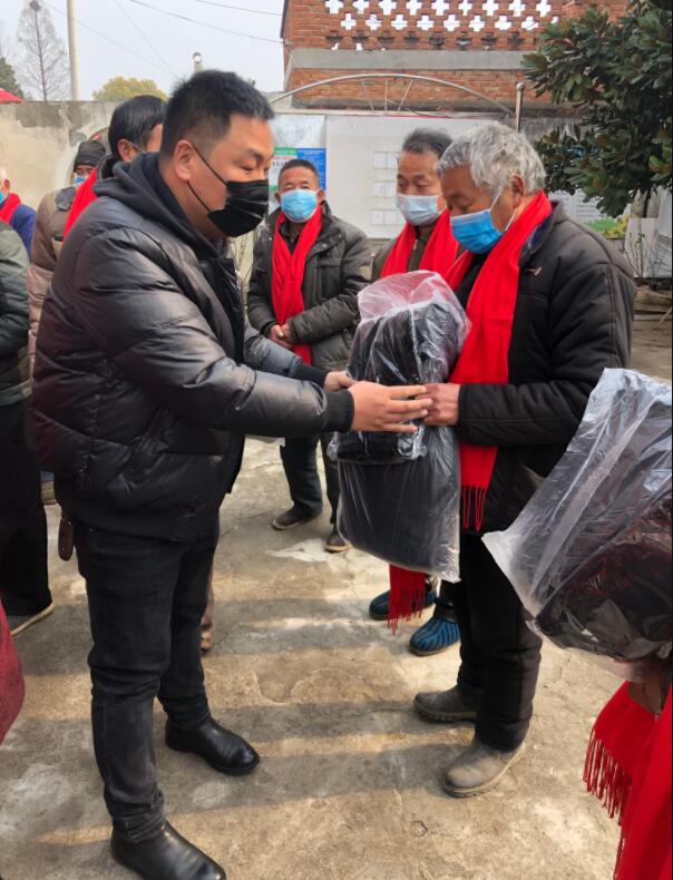 正念正心宗教学研究院执行院长张磊为家乡孤寡老人捐赠衣物生活物品